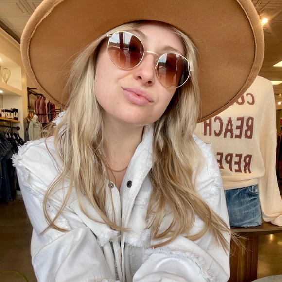 Meet your Posher, Courtney - Picture 1 of 1